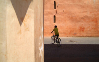 L’Écho de Bruno Barbey : Photographie de Rue à Marrakech et Safi